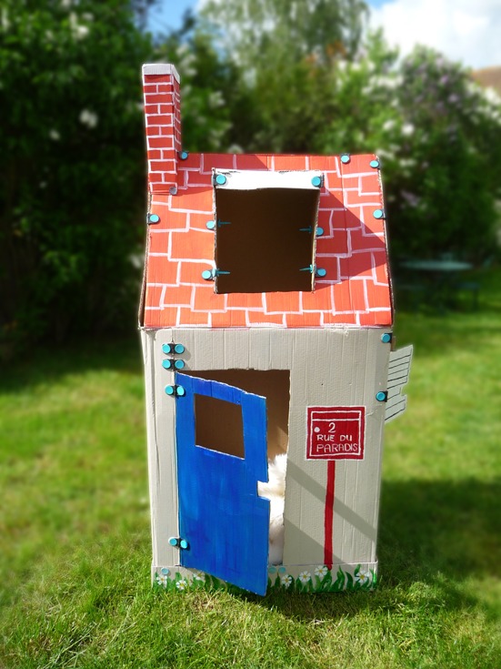 Cabane pour enfant en carton avec Makedo