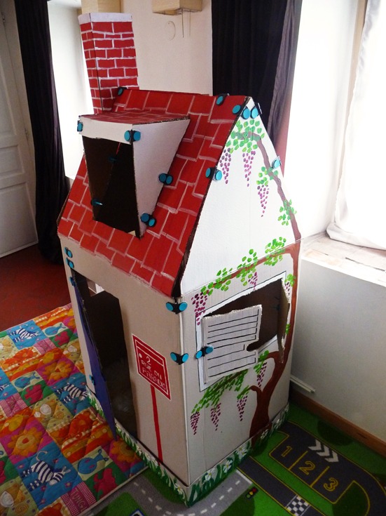 Cabane pour enfant en carton avec Makedo