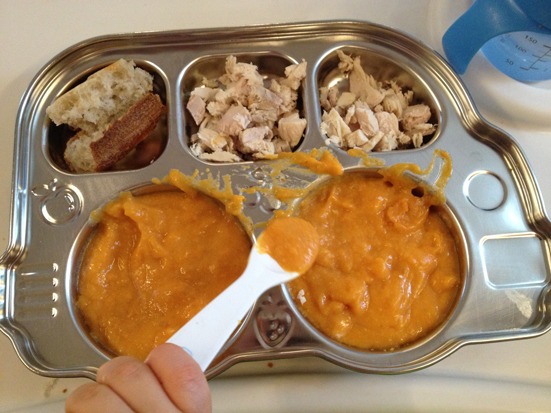 Pourquoi mon fils ne mange que du fait-maison 5 Un repas type à la maison : Purée de courge musquée-carottes-crème de riz-curry, poulet fermier, pain, eau