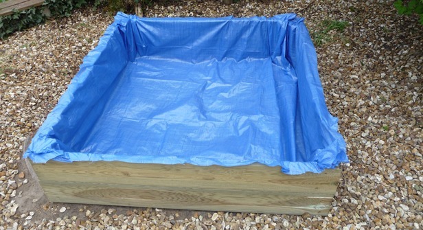 Tutoriel : Bac à sable 19 Recouvrir la tranche des planches de terrasse avec la bâche