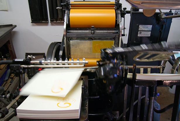 Des cartes letterpress dans ma boutique ! 2 Les cartes Clémentine en cours d'impression (Photo Alice Rizio pour l'imprimerie Trace)