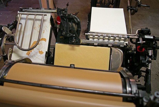 Des cartes letterpress dans ma boutique ! 4 Les cartes Poires et Boite d’œufs en cours d'impression (Photo Alice Rizio pour l'imprimerie Trace)