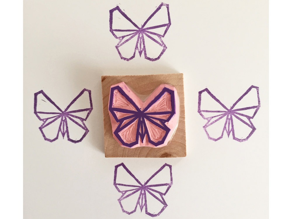 Tampon gravé à la main par Kraftille. Papillon origami