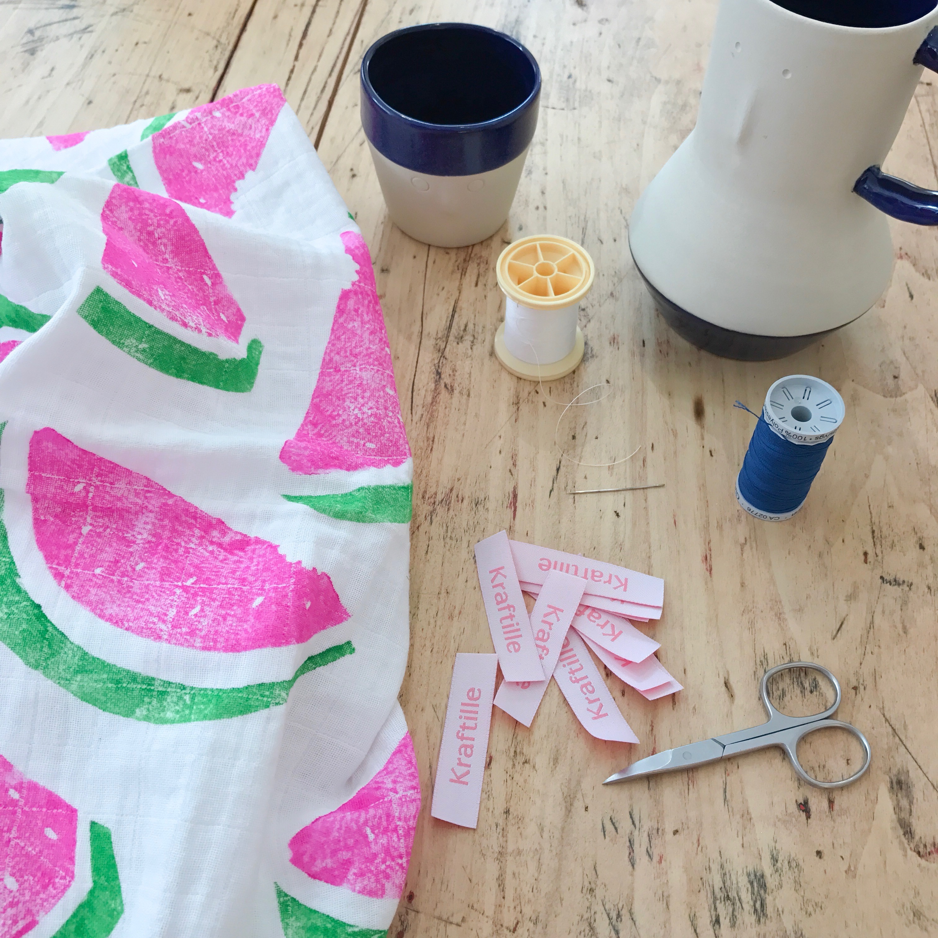 couture des étiquettes Kraftille sur lange pour bébé avec tranches de pastèque