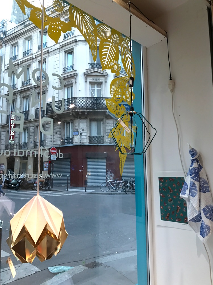 lampe de Tedzukuri atelier, des Résilientes x Emmaüs Alternatives, lange pour bébé feuilles de Philodendron bleu