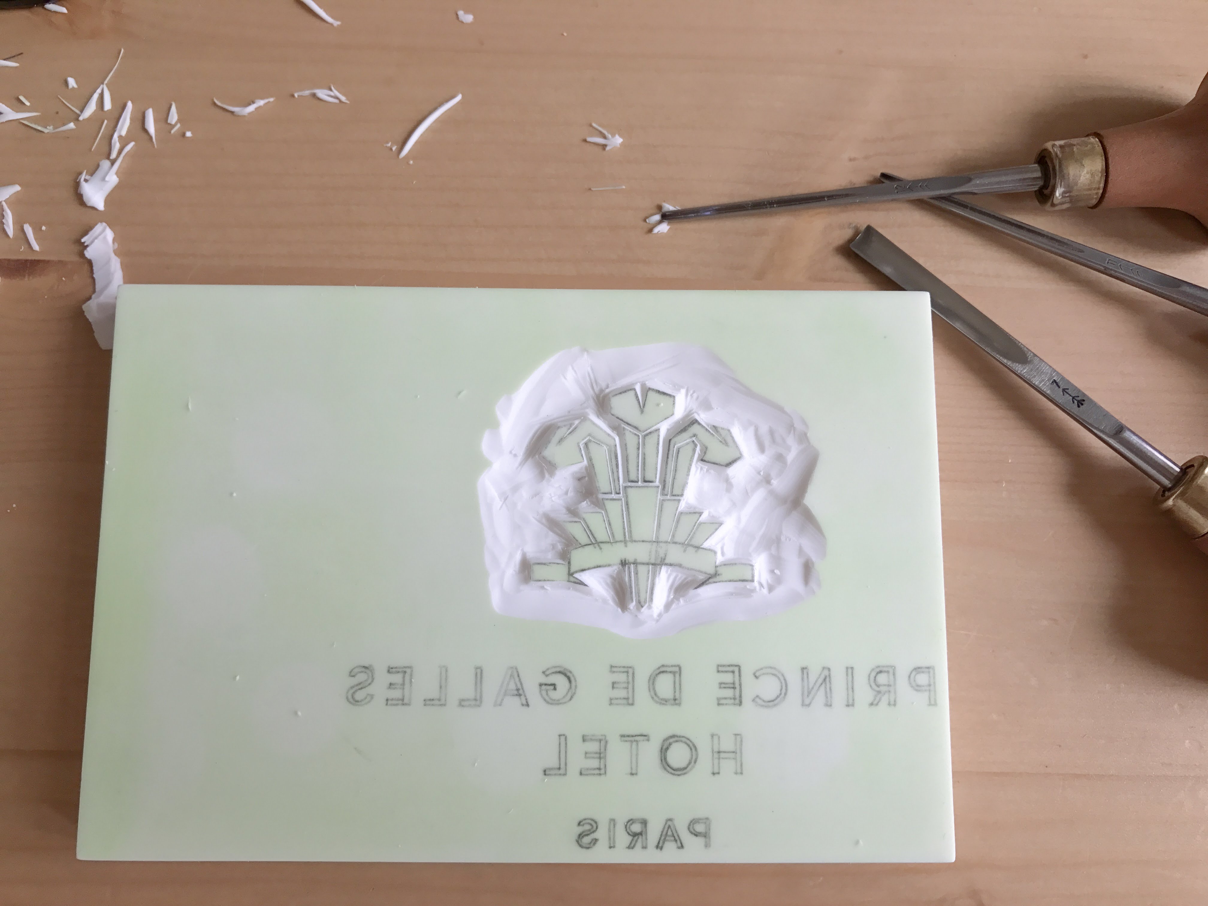 Gravure d'un tampon personnalisé par Kraftille pour Nicolas Paciello, Chef Pâtissier de l'Hotel Prince de Galle Paris