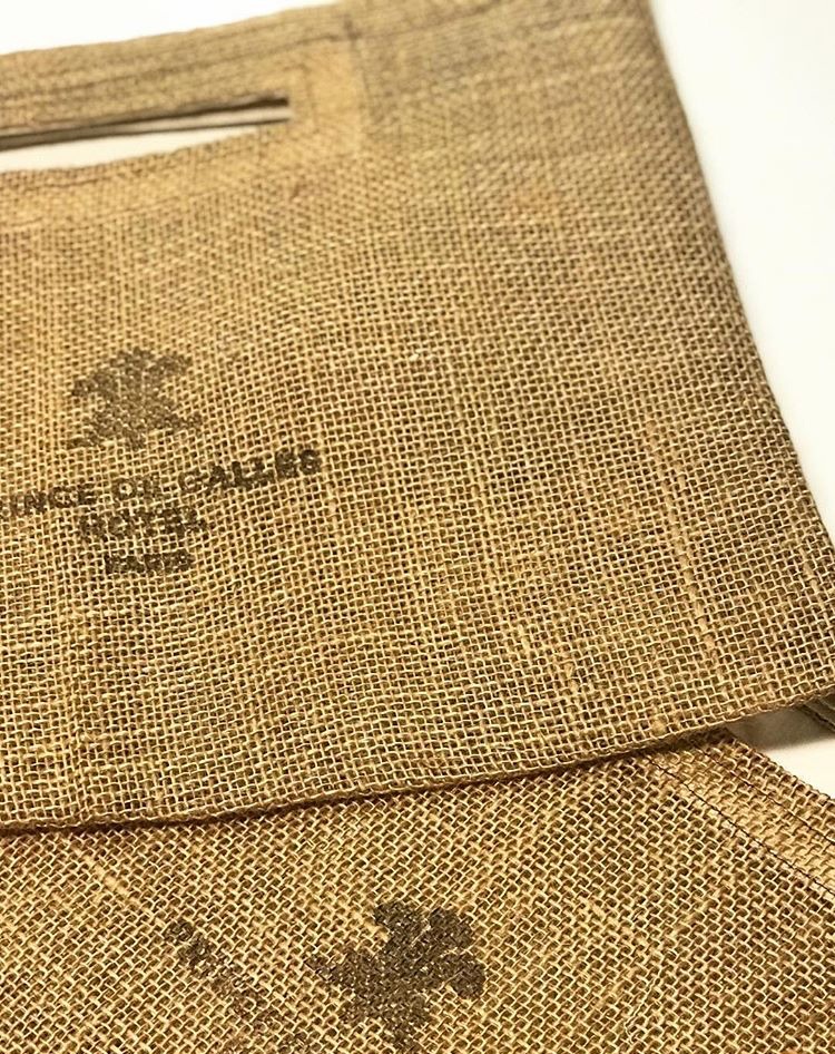 Les sacs en toile de jute tamponnés du logo de l'Hotel Prince de Galle