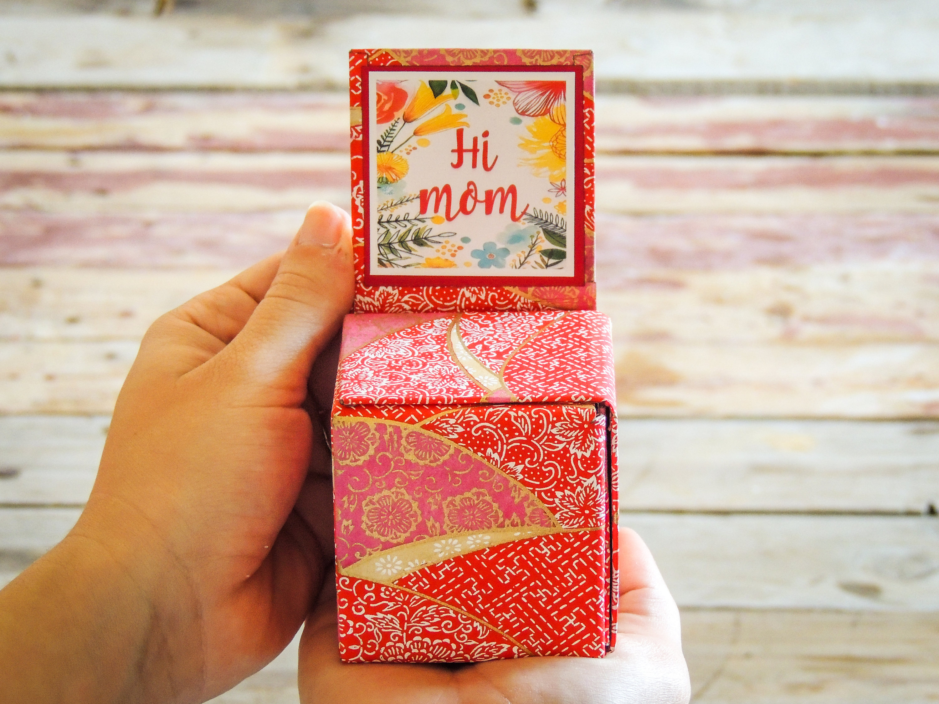 Ces petites boites ont été imaginées pour ajouter de la surprise et de l’émotion à tous vos cadeaux.