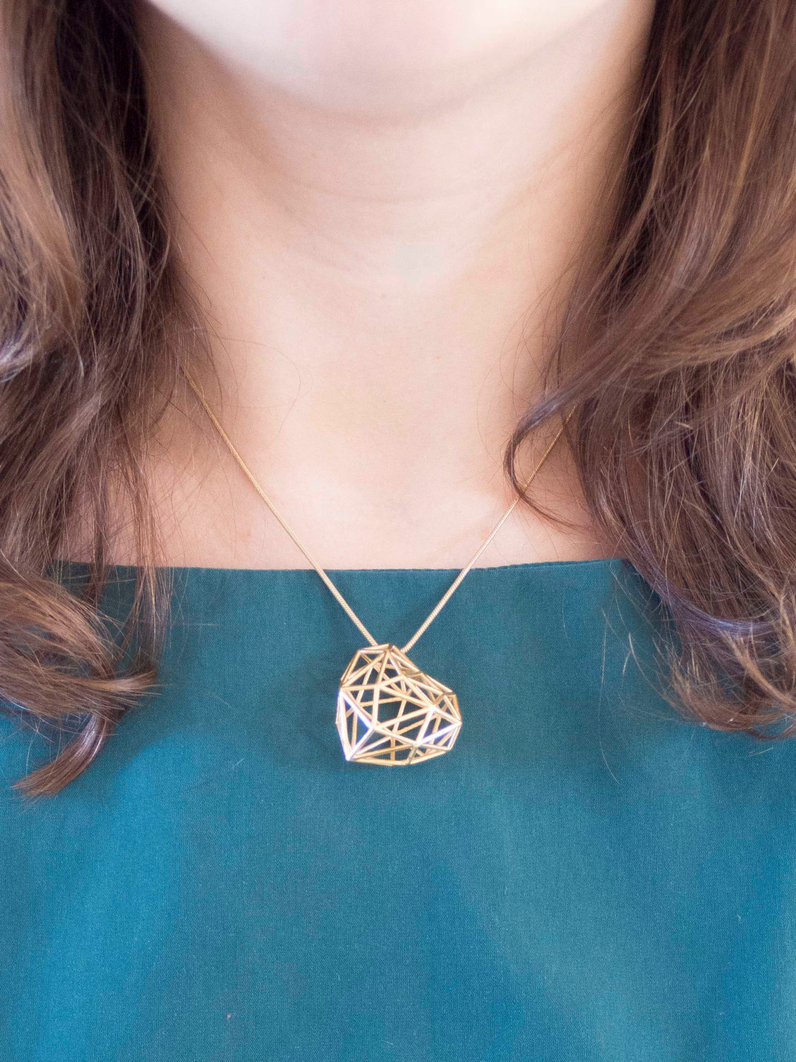 Ce collier est fait d’une 18 k plaqué or 3D imprimé coeur pendentif et collier.
