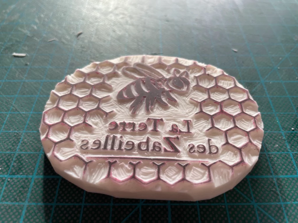 Tampon artisanal Kraftille : abeille & alvéoles en gomme japonaise Hinodewashi, texte inversé. Créatif, usage scrapbooking.